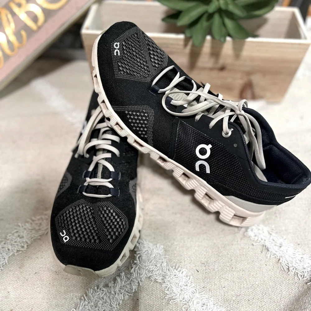On cloud womens black and white